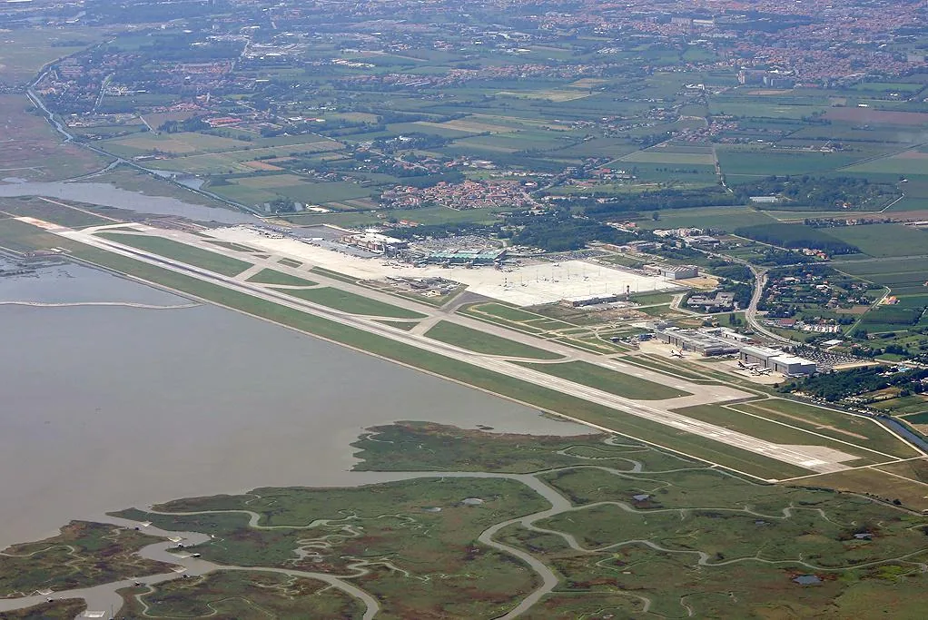 Vista aerea dell'aeroporto di Venezia Marco Polo con piste e laguna sullo sfondo