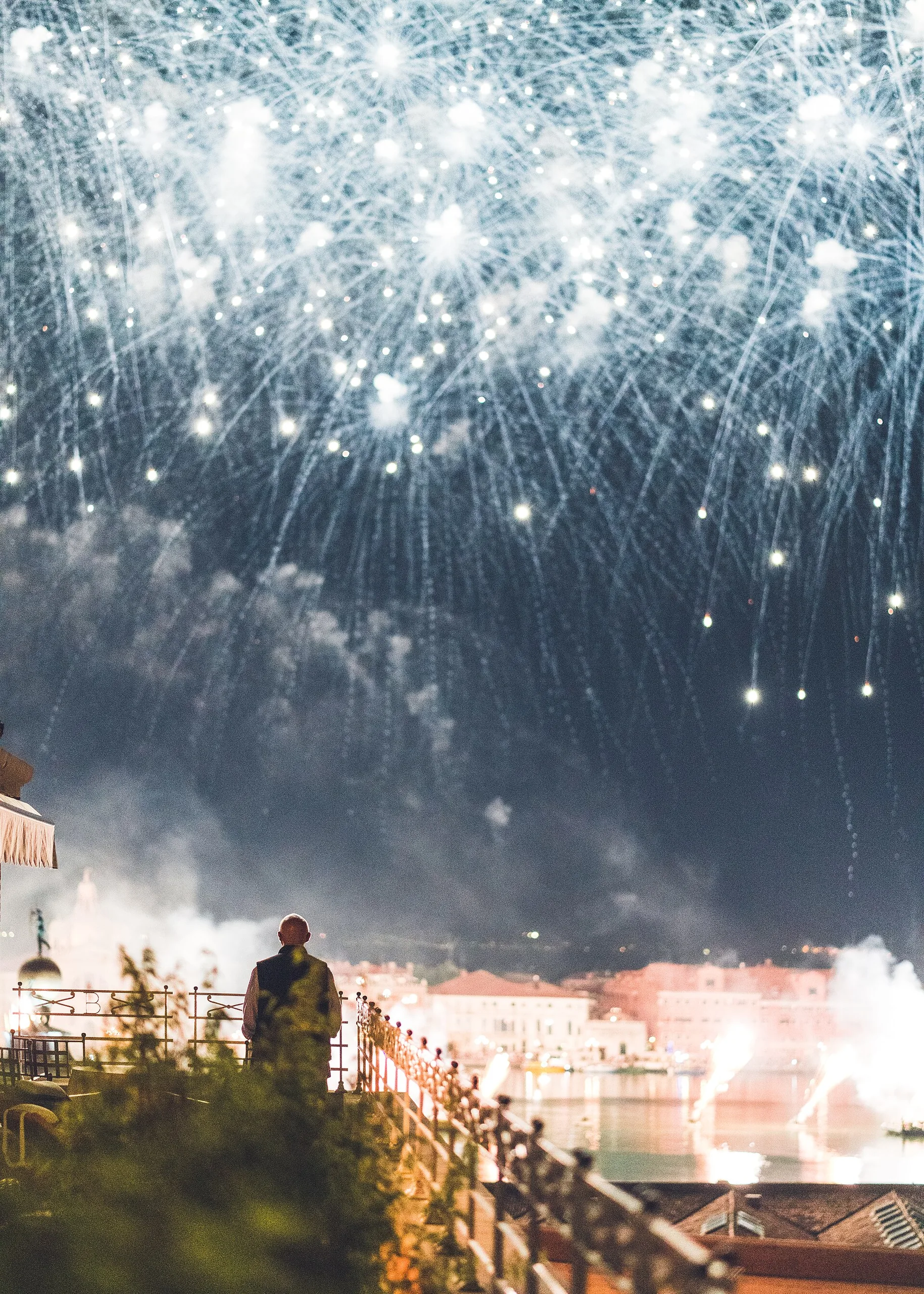 Fuochi d'artificio della Festa del Redentore osservati da una terrazza a Venezia