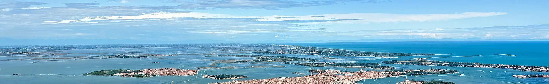 Vista aerea panoramica della laguna di Venezia con isole, canali e il centro storico in lontananza
