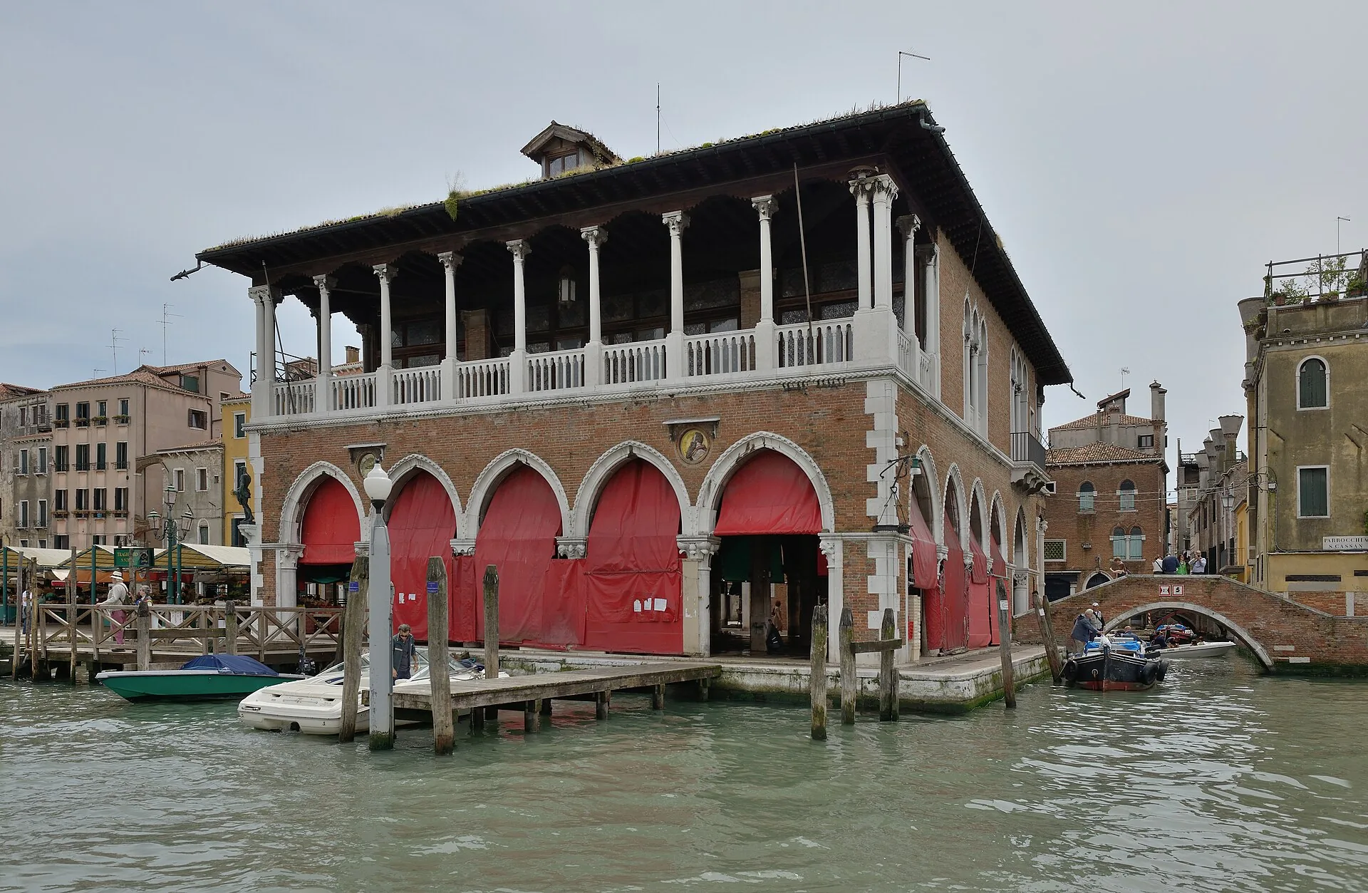 Il padiglione della Pescaria al Mercato di Rialto a Venezia, affacciato sul Canal Grande