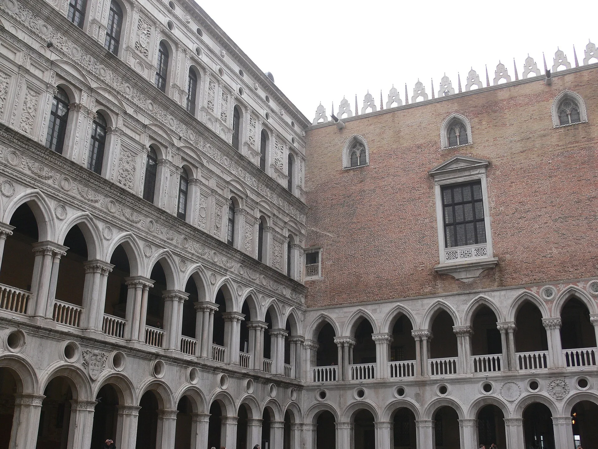 Il cortile interno di Palazzo Ducale a Venezia con le arcate gotiche