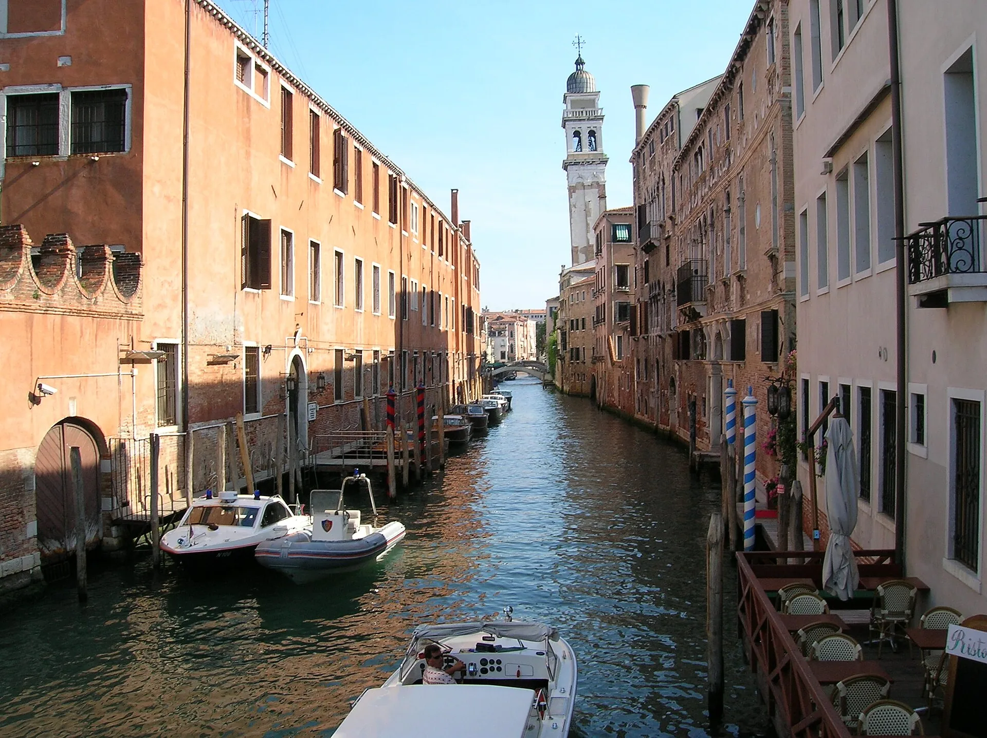Un canale silenzioso nel sestiere di Castello a Venezia, lontano dalle rotte più turistiche
