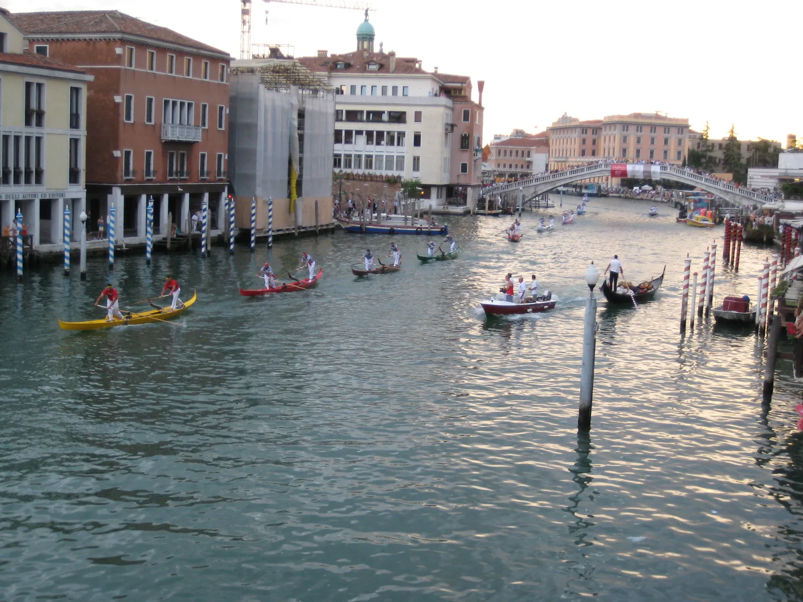Imbarcazioni a remi durante la Regata Storica sul Canal Grande a Venezia