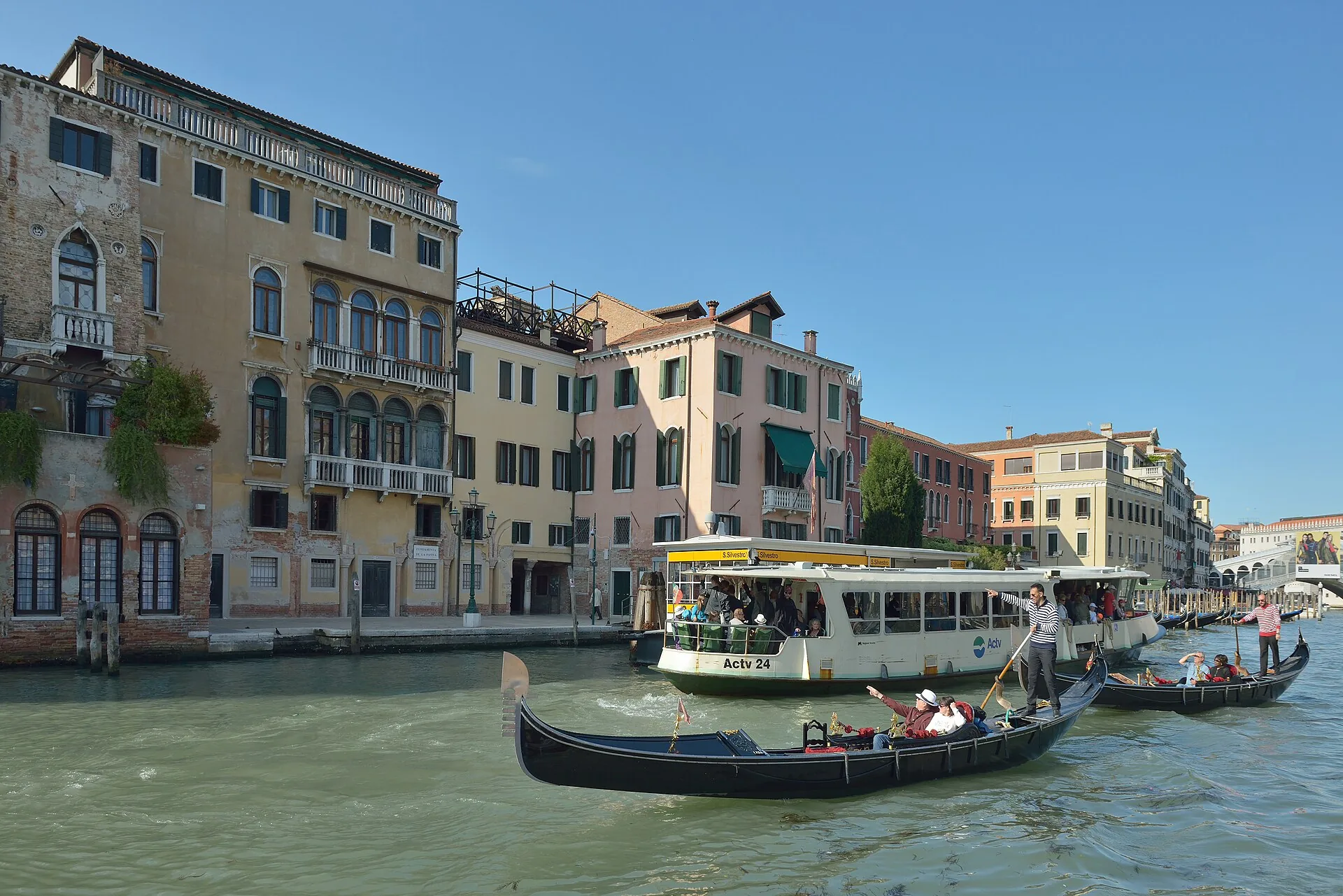 Vaporetto ACTV sul Canal Grande a Venezia, con gondole e palazzi storici sullo sfondo